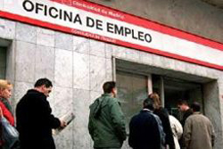 El paro sube a un máximo histórico y supera los 5 millones  