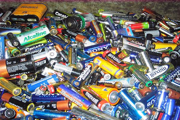 los compostelanos reciclan una tonelada de pilas y 15 de pequeos aparatos electrnicos los compostelanos reciclan una tonelada de pilas y 15 de pequeos aparatos electrnicos