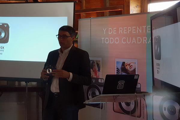 fujifilm lanza su primera cmara analgica instax de formato cuadrado fujifilm lanza su primera cmara analgica instax de formato cuadrado