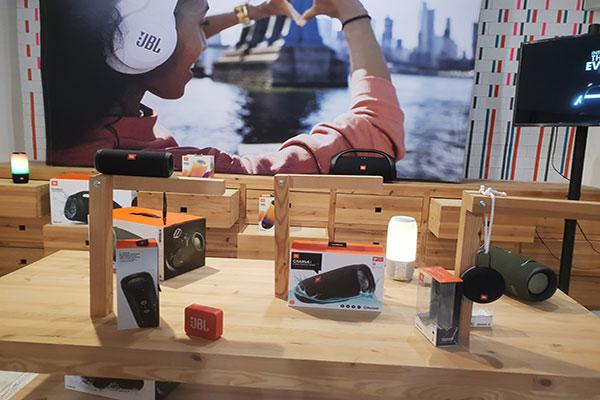 jbl vuelve con una gama de innovadores auriculares diseada para el movimiento jbl vuelve con una gama de innovadores auriculares diseada para el movimiento