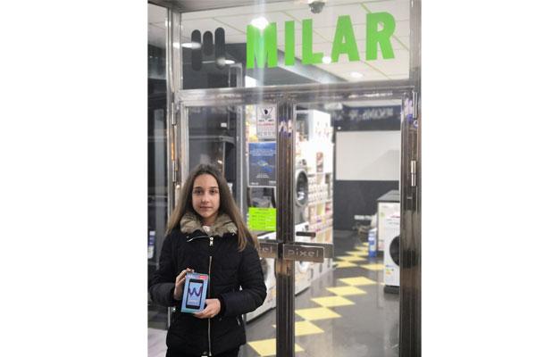 caslesa entrega un smartphone a la ganadora de la canasta milar caslesa entrega un smartphone a la ganadora de la canasta milar