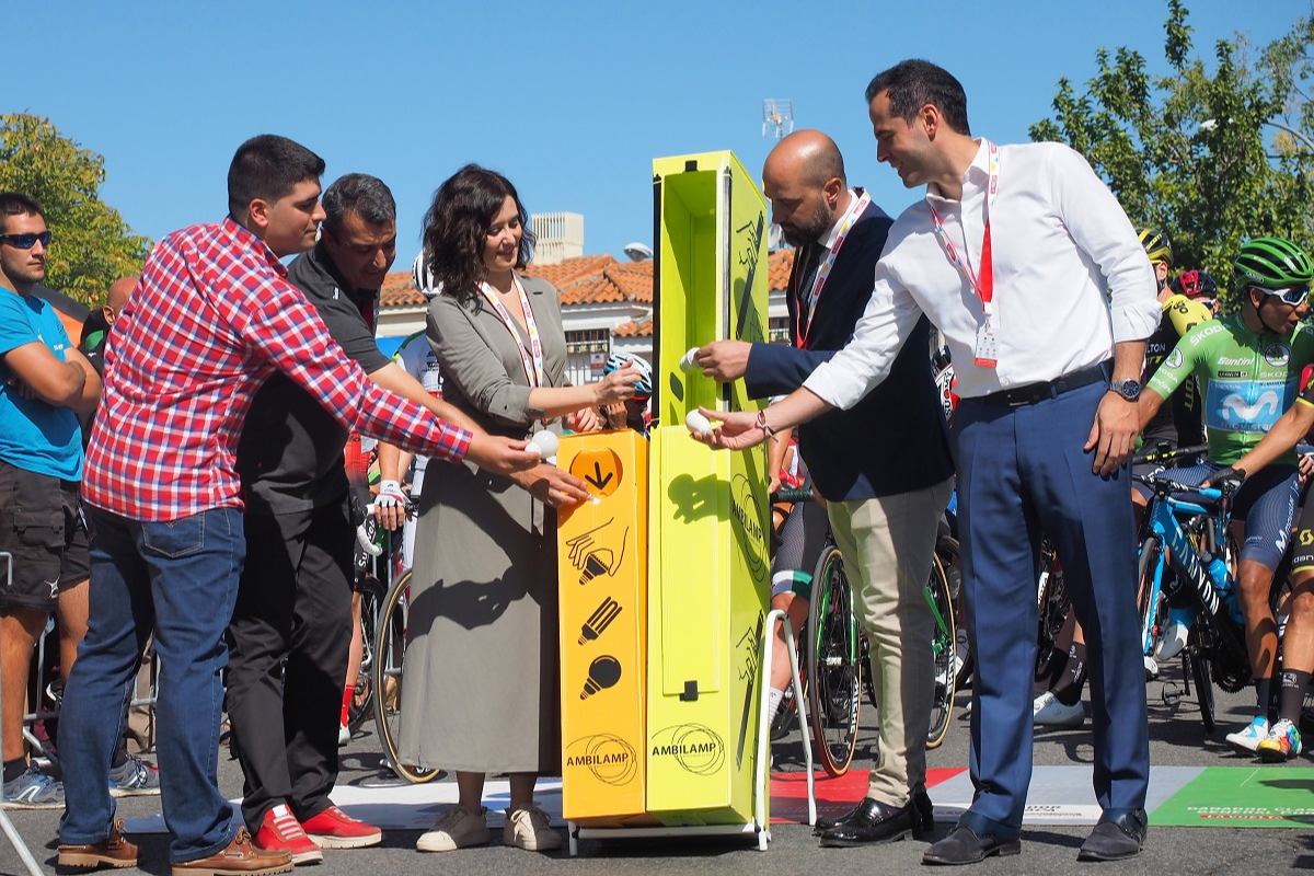 daz ayuso e iaki aguado apoyan el reciclaje de bombillas en la salida de la vuelta ciclista daz ayuso e iaki aguado apoyan el reciclaje de bombillas en la salida de la vuelta ciclista