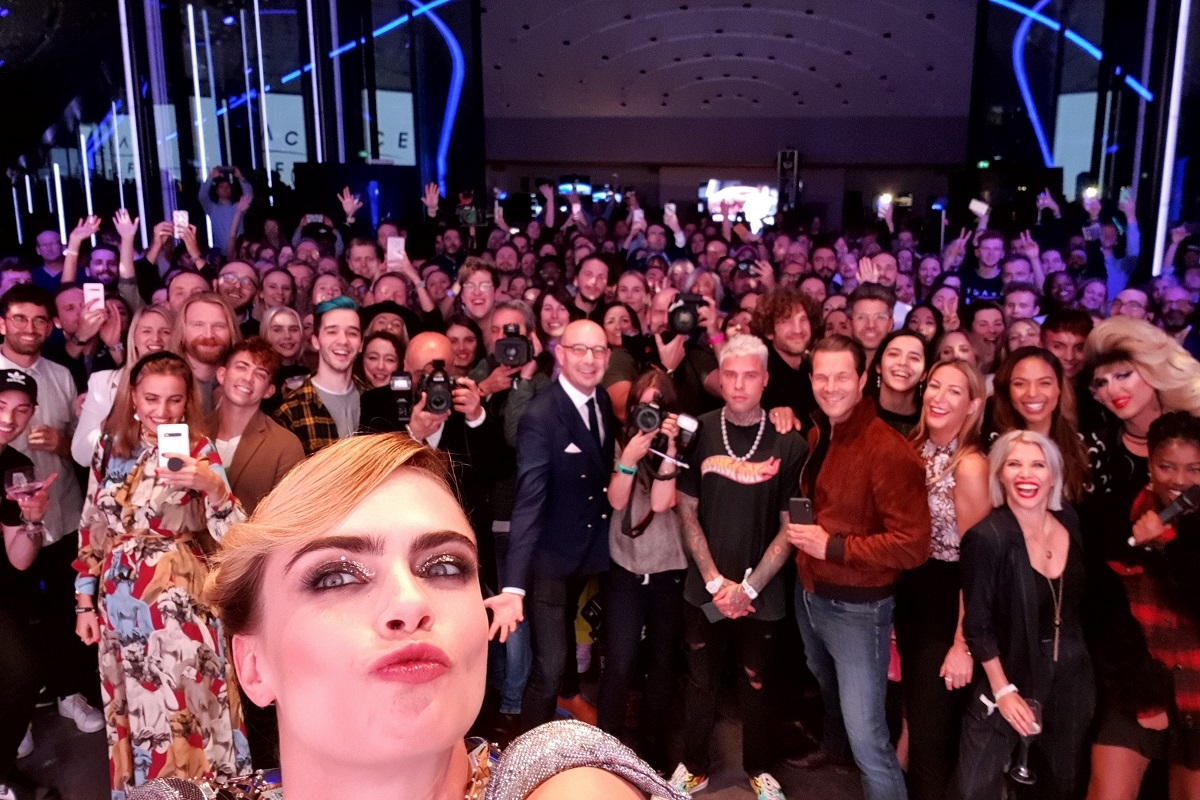 cara delevingne y samsung presentan el primer selfie del mundo enviado al espacio cara delevingne y samsung presentan el primer selfie del mundo enviado al espacio