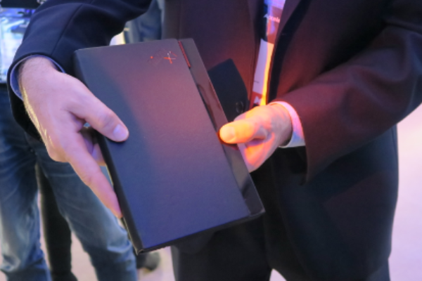 lenovo-muestra-el-primer-ordenador-portatil-foldable-del-mundo-en-su