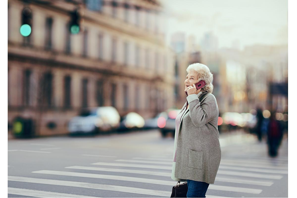 da de los abuelos panasonic los mantiene conectados con sus nuevos mviles da de los abuelos panasonic los mantiene conectados con sus nuevos mviles