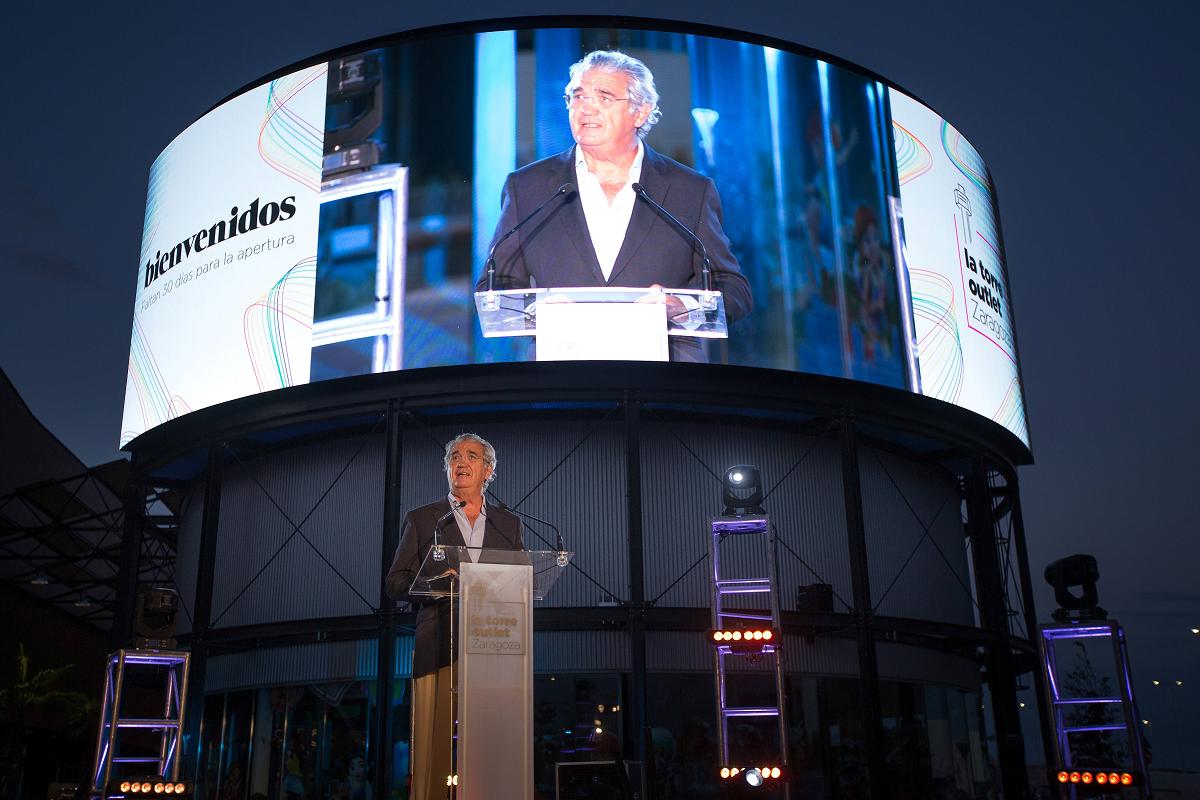 lg business solutions instala una pantalla led ultra panormica en la torre outlet de zaragoza lg business solutions instala una pantalla led ultra panormica en la torre outlet de zaragoza