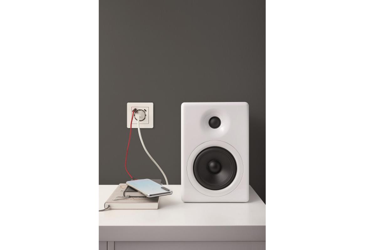 jung lanza sus nuevos enchufes schukosupsup con cargador usb y quick charge jung lanza sus nuevos enchufes schukosupsup con cargador usb y quick charge