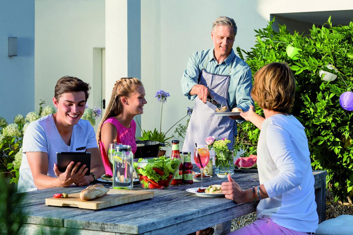 prolonga la temporada de barbacoas llevando la wifi a tu jardn con devolo prolonga la temporada de barbacoas llevando la wifi a tu jardn con devolo