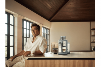 Brad Pitt repite como protagonista en el último spot de De´Longhi dedicado a la cafetera Rivelia