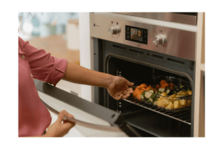 Disfruta cocinando en familia con Indesit con todo el sabor y practicidad