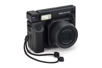 La instax Wide 400™, ahora también en negro, captura paisajes y fotos de grupo