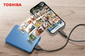 Toshiba viste su disco duro portátil Canvio Flex de un moderno azul metálico