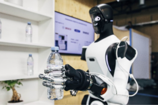 Así están aprendiendo los nuevos robots a ver con sus ojos y a sentir con sus manos
