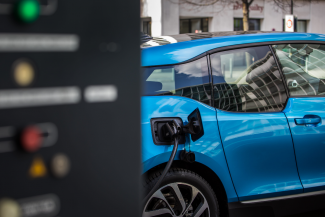 Cae a mínimos el precio de las baterías para vehículos eléctricos