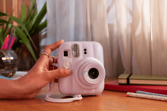 Diversión y creatividad con la cámara instantánea instax mini 13™ de Fujifilm 