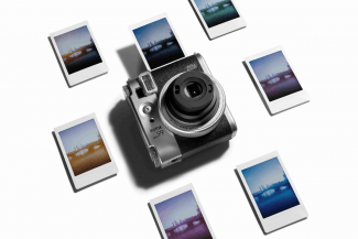  La cámara instantánea instax mini 99™ de Fujifilm disponible en acabado plateado clásico