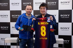 iniesta se rene con los primeros compradores del nuevo smartphone xperia z de sony iniesta se rene con los primeros compradores del nuevo smartphone xperia z de sony