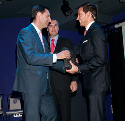 tech data premiada por apc by schneider electric como mejor mayorista en 2011 tech data premiada por apc by schneider electric como mejor mayorista en 2011