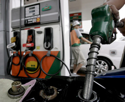 los espaoles pagan ms por la gasolina por culpa de la falta de competencia los espaoles pagan ms por la gasolina por culpa de la falta de competencia