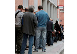 el paro baja en el mes de abril el paro baja en el mes de abril