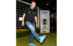 andrs iniesta presenta el nuevo sony xperia go andrs iniesta presenta el nuevo sony xperia go