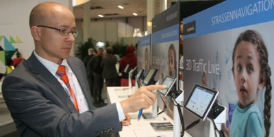 el dispositivo hud centra la atencin en el stand de garmin el dispositivo hud centra la atencin en el stand de garmin