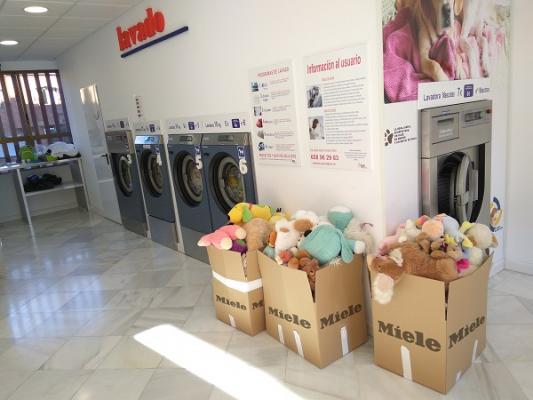 miele recoge y lava maacutes de 10000 peluches para nintildeos sirios miele recoge y lava maacutes de 10000 peluches para nintildeos sirios