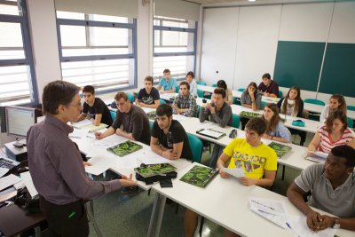 el sector comercio acoge ms universitarios que la media el sector comercio acoge ms universitarios que la media