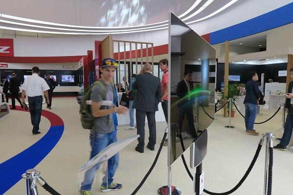 skyworth presenta un televisor por ambas caras skyworth presenta un televisor por ambas caras